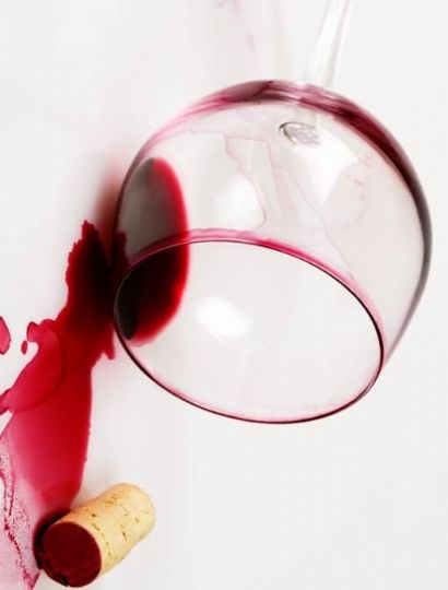 Aprenda a tirar manchas de vinho