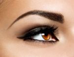 Sobrancelhas a moldura dos olhos